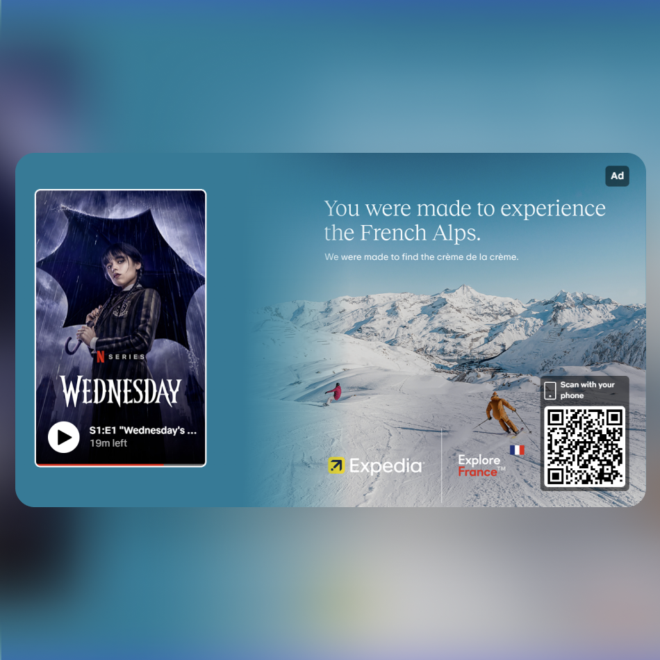 Campanha promovendo viagens com QR code e oferta de reserva para a França, com um design azul sereno.