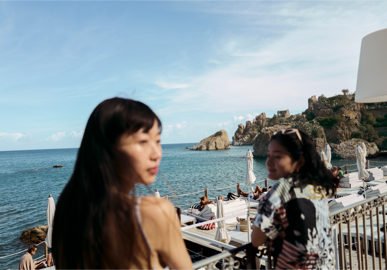 Casal apreciando a vista para o mar em um terraço na Sicília