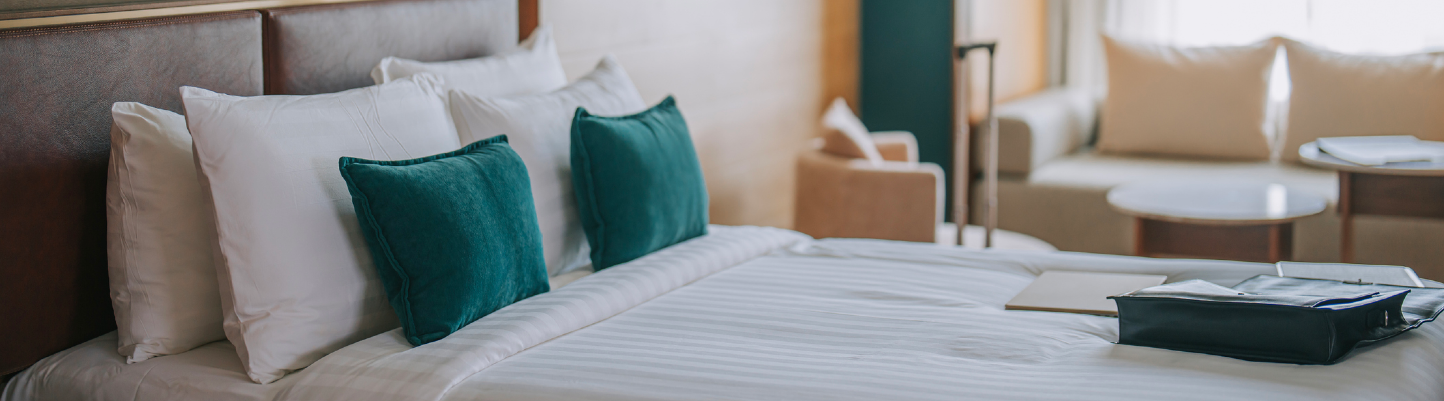 close up photography of a hotel bedroom
