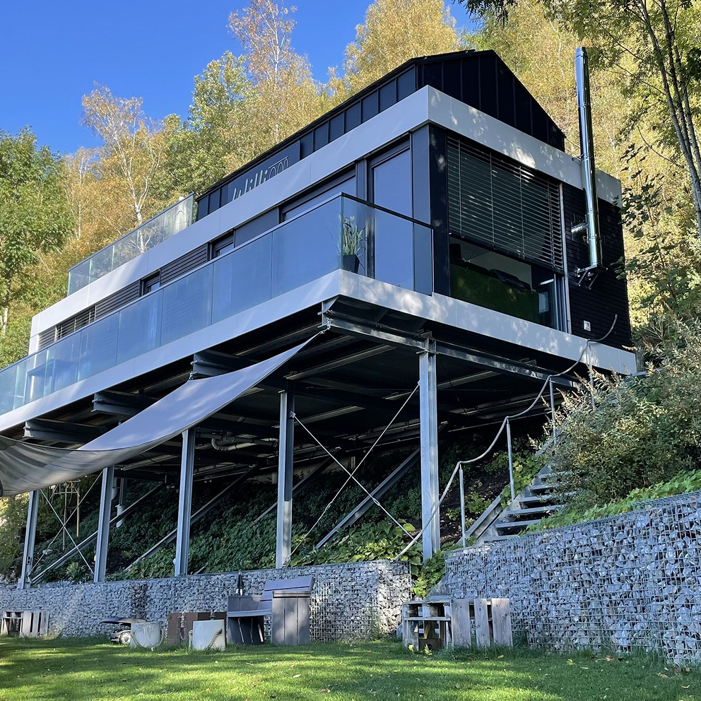 Photograph of a hillside wooden house in Hessen